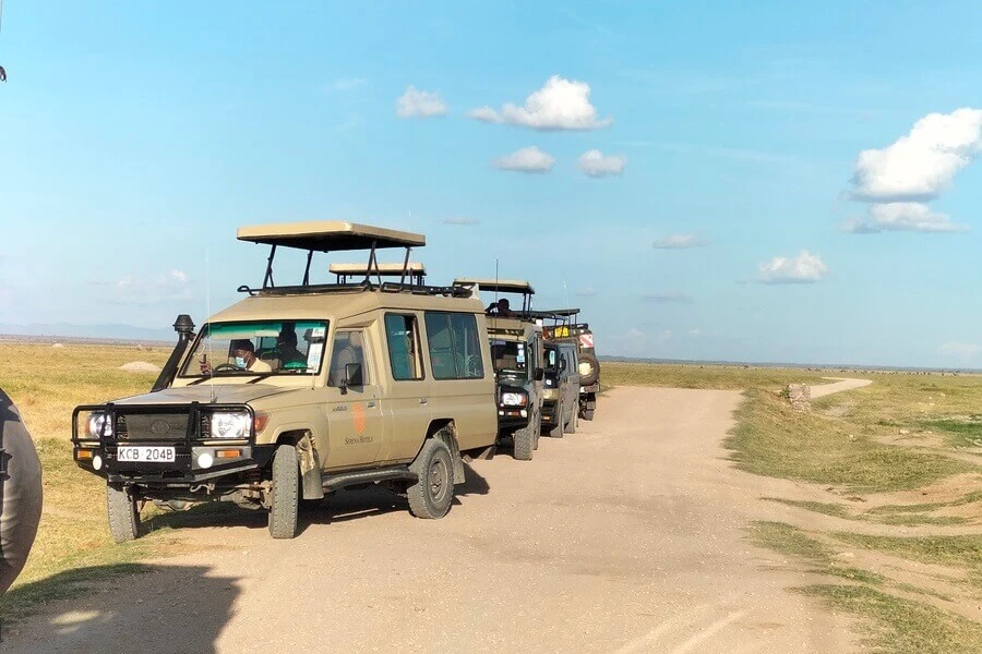 Sunday Best Safaris - Land Cruiser on the road